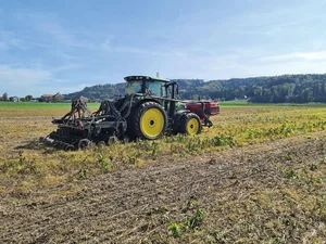 Für den Aufbau der Direktsaatmaschine 750 ProSeeder-3m hat die Landag AG einen eigenen Rahmen und Räumer entwickelt. Die Saatelemente sind von John Deere.