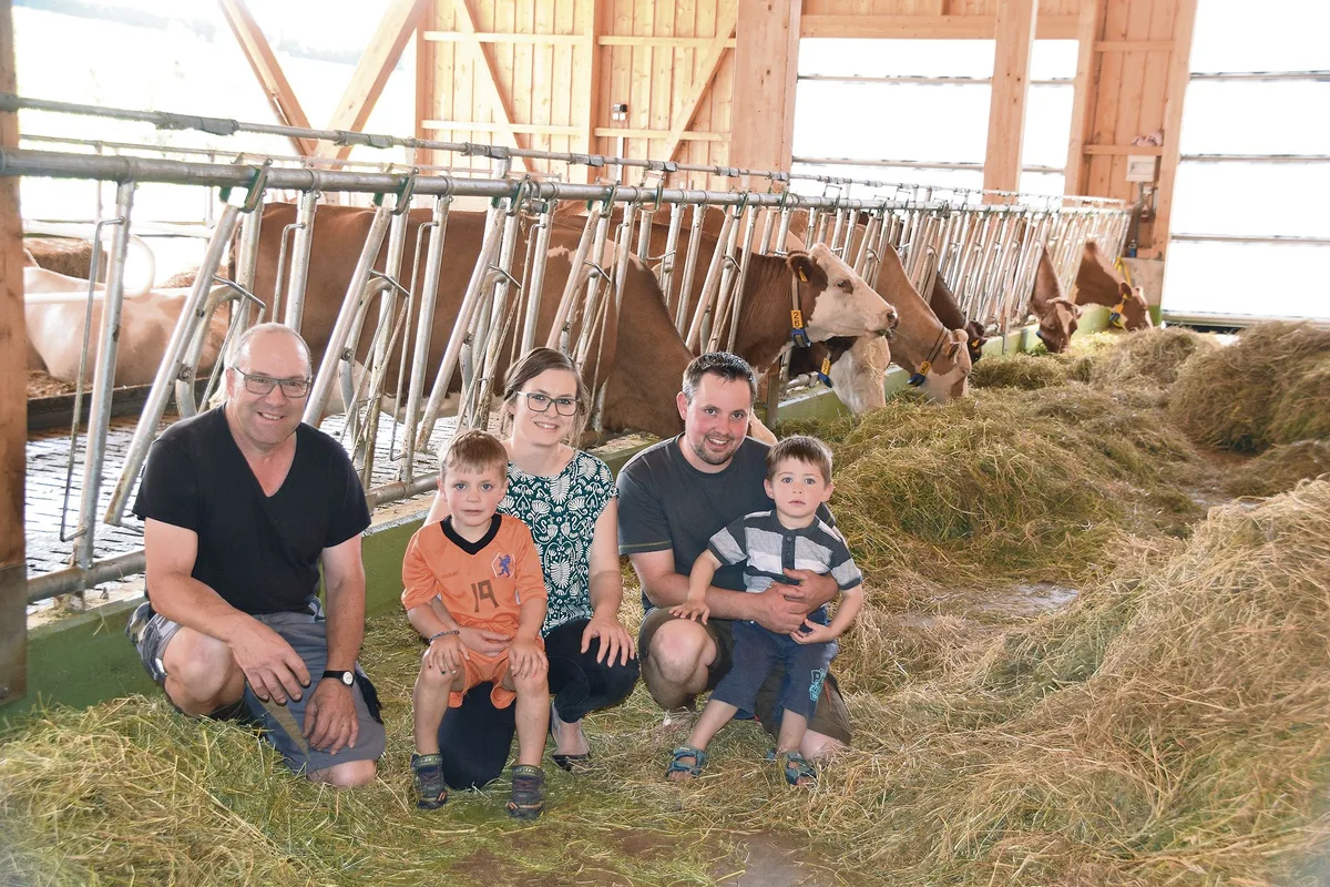 0a895159889e870cf31895c075b30d4fd7e22b27 Simon und Sonja Zahnd mit ihren Buben Levio und Lionel. Links Heinz Herren, der mit Zahnds eine Betriebszweiggemeinschaft führt.(Bilder Peter Fankhauser)