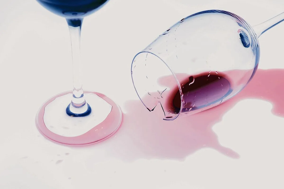 d41c9df5fbcc9c067ea68a7f32781f2578813b6f6a03c605431df1a3bf2a542c Bei einer Alkoholsucht gehen nicht nur Gläser, sondern auch Beziehungen oder ganze Leben in die Brüche.