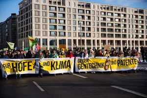 Die Protestierenden fordern von der deutschen Regierung einen klaren Fahrplan für eine zukunftsfähige Landwirtschaft und ein krisenfestes Ernährungssystem.