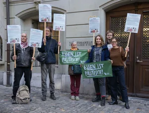 Die gesetzlichen Arbeitsbedingungen unterscheiden sich je nach Kanton. Die kürzlich eingereichte Petition zielt auf Bern und Zürich, da diese im vergleich zu anderen Ständen besonders lange Arbeitszeiten vorsehen.