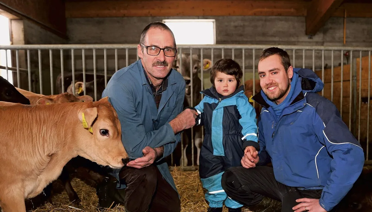Die Betreuung der Mastkälber ist bei der Familie Arnold ein Generationenprojekt: Der aktuelle Betriebsleiter Alois, Jungbauer Samuel und der zukünftige Betriebsleiter Christian Arnold (v. l.).