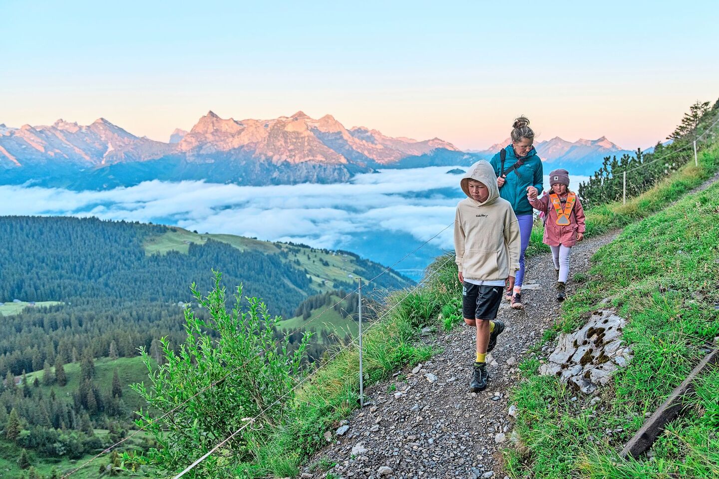 Für das grandiose Panorama haben Levin und seine Schwester Mayla frühmorgens auf dem Schulweg noch kein Auge.