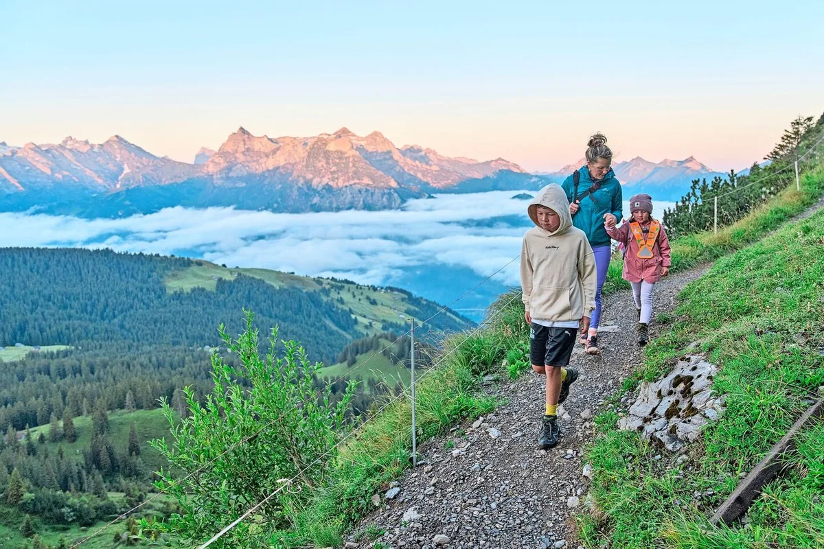 Für das grandiose Panorama haben Levin und seine Schwester Mayla frühmorgens auf dem Schulweg noch kein Auge.