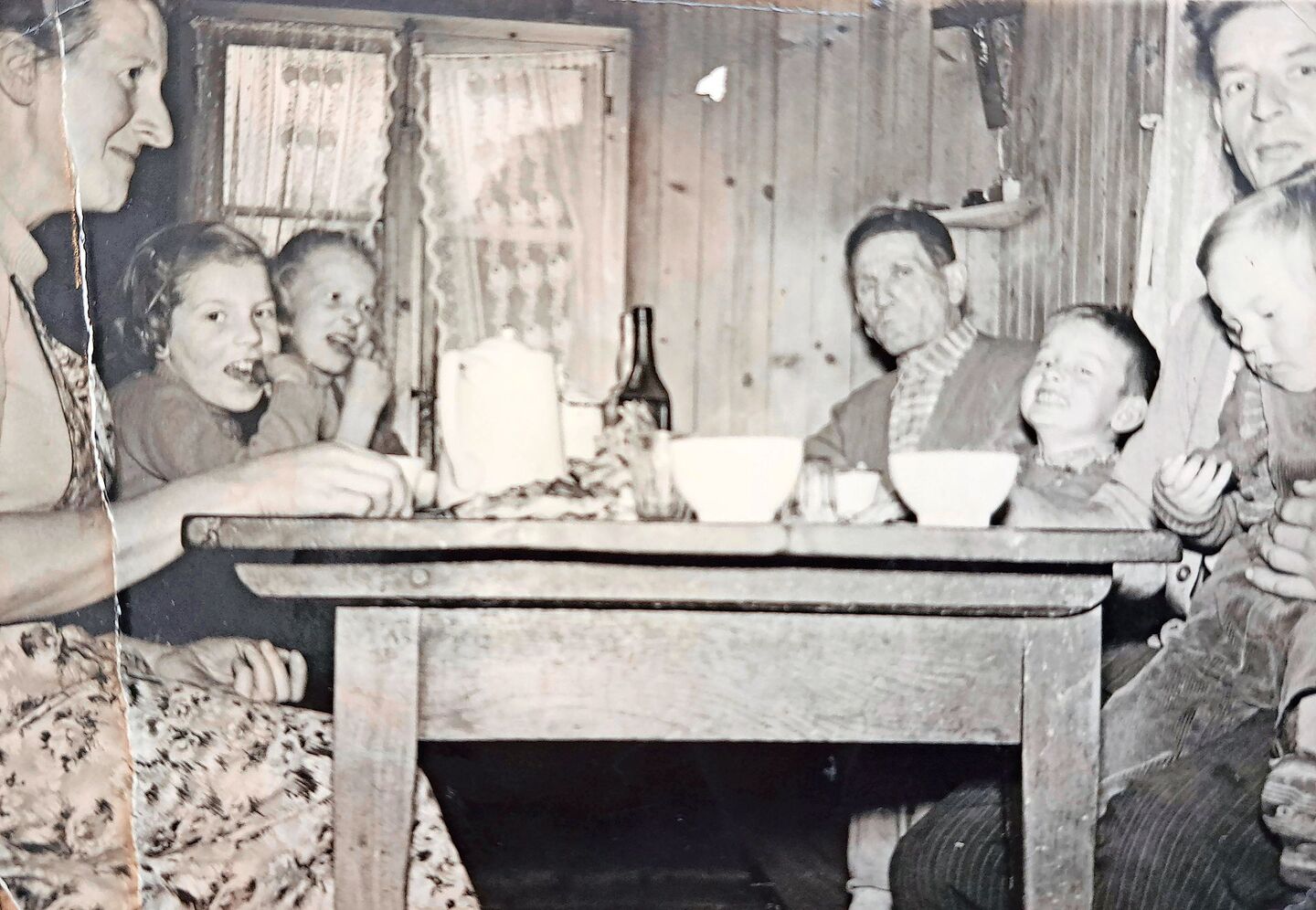 Unsere Familie: die Mutter, meine Schwestern Margrit, Agatha, Knecht Karl, ich, mein Vater mit meinem Bruder Alois (v. l.).
