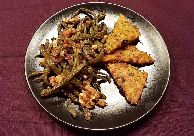 3c871f3c570d393206fad5ad252a7dbaa92d6fa9 Dörrbohnensalat mit Polenta-Dörrtomaten-Küchlein. (Bild Marie-Isabelle Bill)