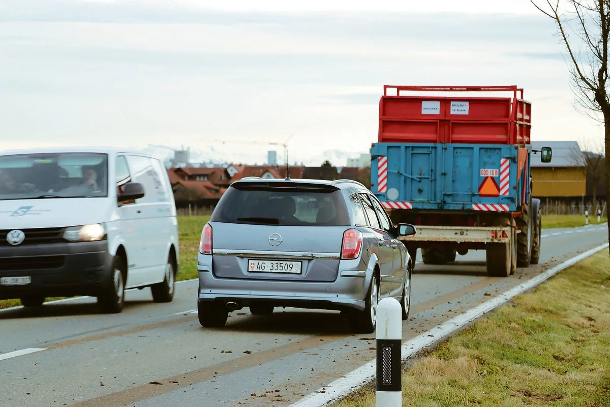4aad84b33951e6d0449a1c07958853c8a9265c57 Ein Traktor mit Anhänger im Strassenverkehr: Die neue Weisung dürfte einige bislang offene Fragen beantworten.(Bild Ruth Aerni)