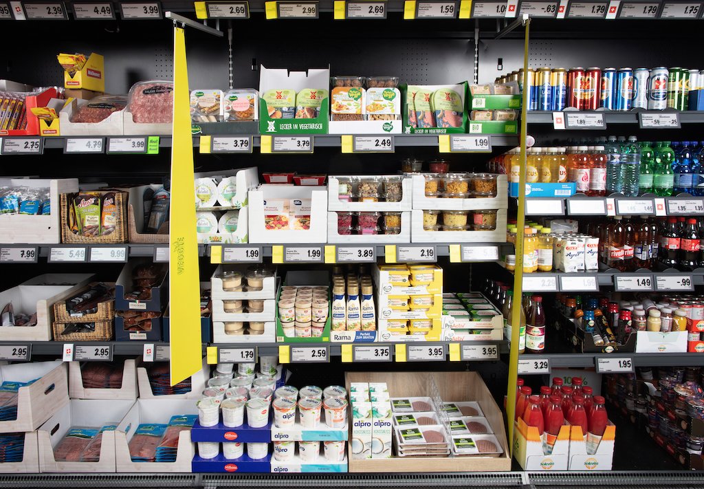 Auch wenn es auf den ersten Blick nicht so aussieht: Lidl betont auf Anfrage, man habe viele vegane und vegetarische Produkte mit Schweizer Herkunft im Sortiment. (Bild zVg)