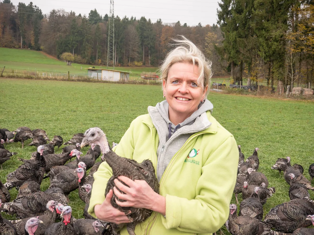 Esther Vock pflegt ein enges Verhältnis zu den Truten. (Bild David Eppenberger)