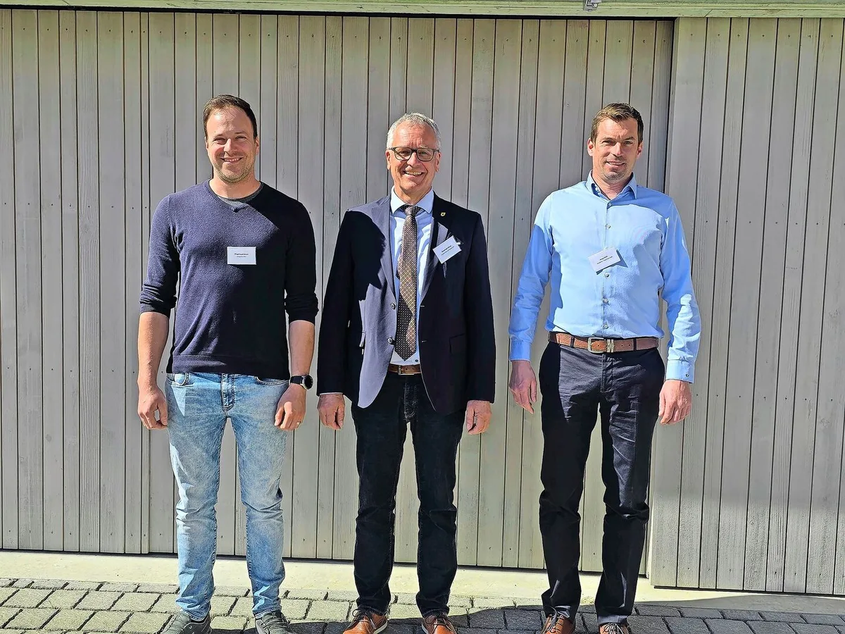 Der Vorstand des Schweizer Geflügelproduzentenverbandes wird mit Nachwuchs verstärkt: Präsident Adrian Waldvogel (Mitte) bekommt neu Unterstützung von Erich Jungo (rechts) und Simon Pflugshaupt.