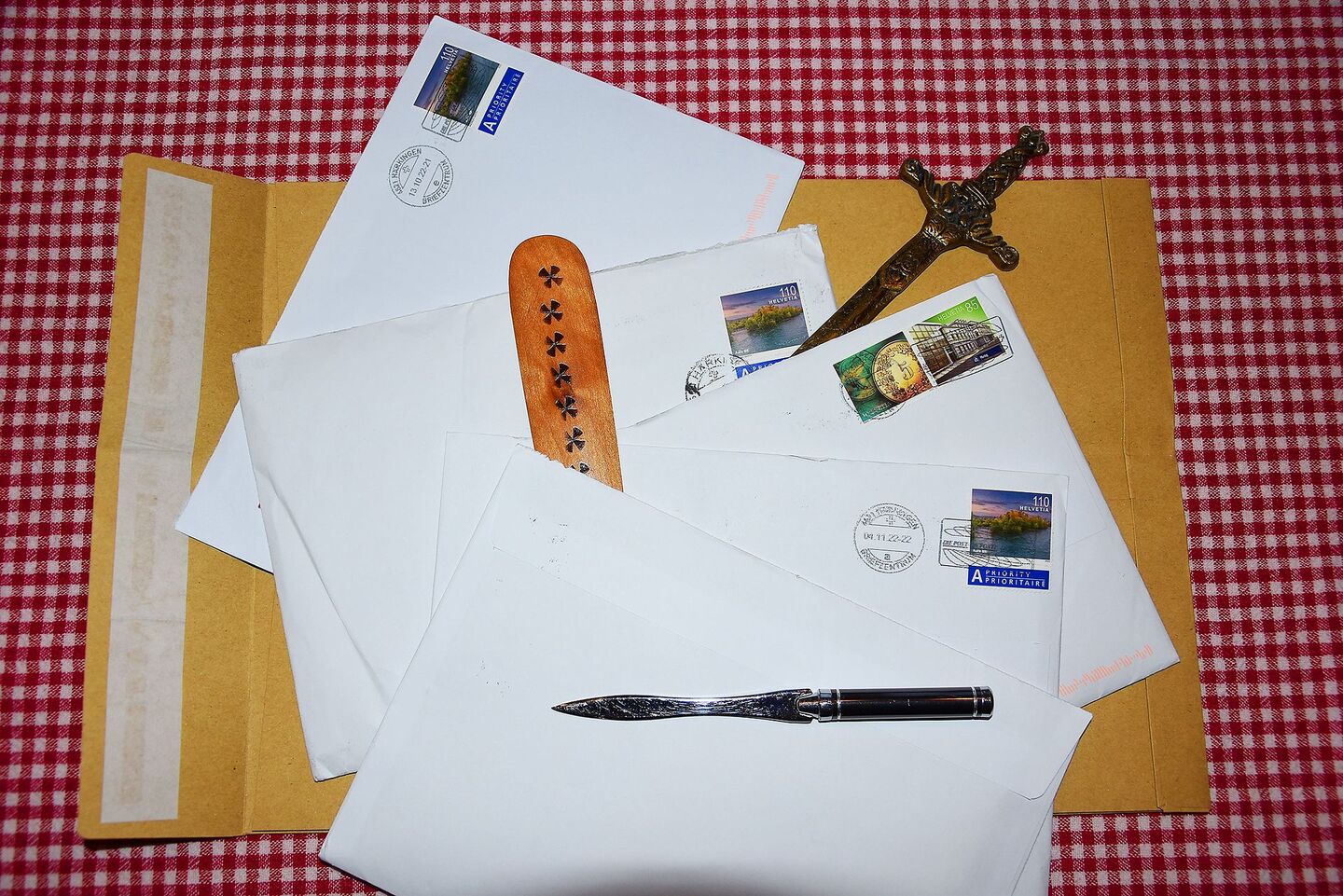 Häusliche Gewalt beginnt manchmal schleichend. Zum Beispiel, indem die Post des Partners oder der Partnerin ungefragt geöffnet wird oder jemandem Briefe vorenthalten werden.
