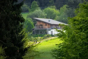 Wenn alte Gebäude in der Landwirtschaftszone vollständig zum Wohnen genutzt werden dürften, entstünden zu viele Wohnungen, fürchtet Christophe Clivaz. Wohnen sei nicht der Zweck von Landwirtschaftszonen.