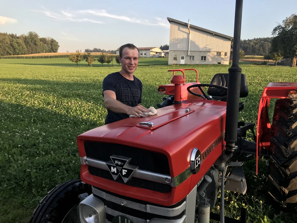 d743d46b7df7974e13703b1093225127b4a3de79 Simon Küng poliert den Massey Ferguson 135. Oldtimer-Traktoren sind eine grosse Leidenschaft von ihm, der MF wurde einst speziell für den Feuerwehreinsatz hergestellt. (Bild Franziska Jurt)