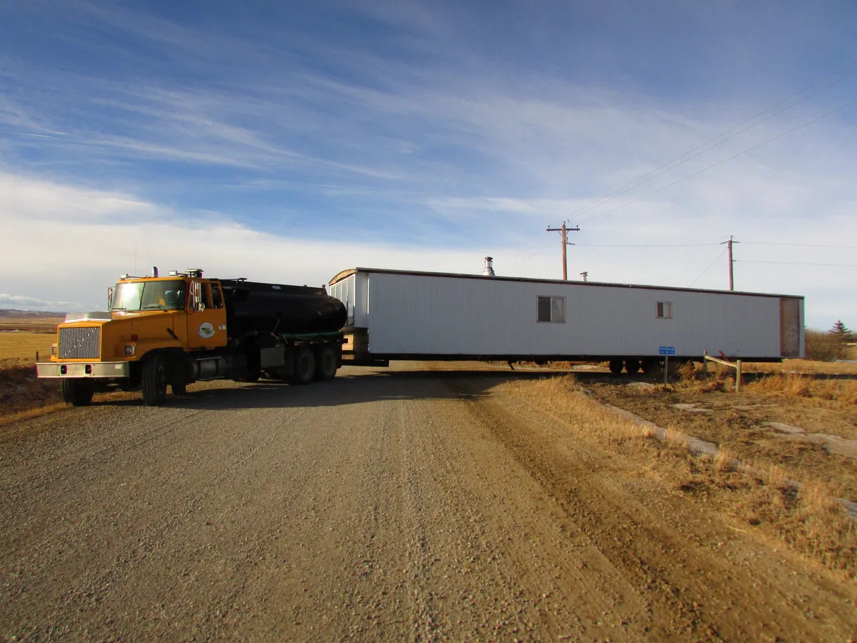 b0f0b34f6734fe77054d4e31050478b1b65031bc Mit dem Tanklastwagen zügelten Ruckstuhls das «Mobile Home» etwa 15 Kilometer weit über Kiesstrassen zu ihrem Haus. Hasen und Küken sollen darin in gut beheizten Räumen Tür an Tür leben. (Bild Alexandra Ruckstuhl)