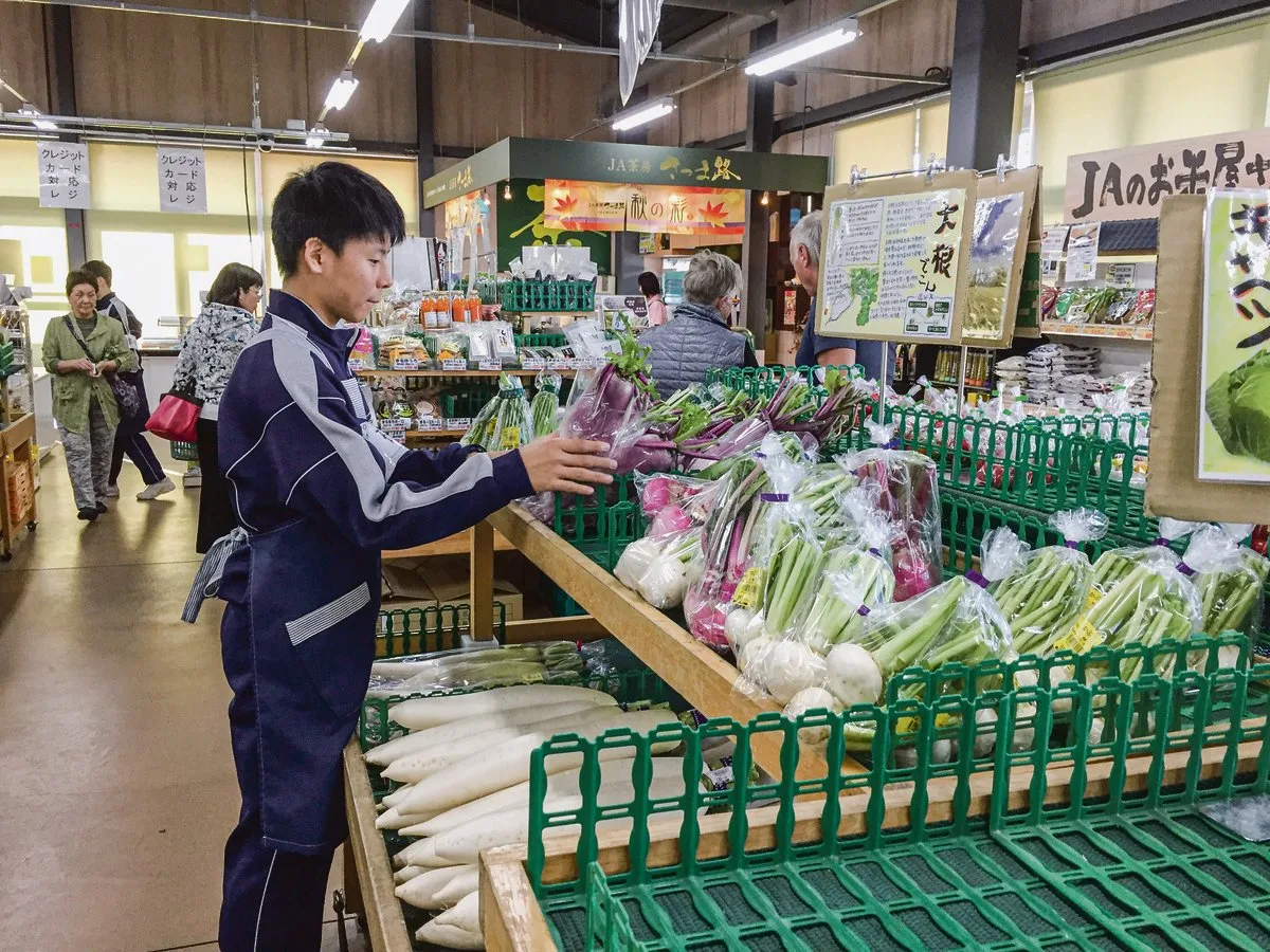 e4a1ef37d486978ad822241d82b257381ac64f34 Plastik ist in Japan allgegenwärtig. Hier auf einem Bauernmarkt, bei dem das Gemüse feinsäuberlich in Plastiktüten eingepackt angeboten wird.(Bilder Pia Josi)