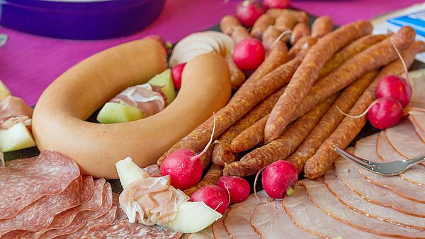 Die Befragten wollen sich die Wurst nicht vom Teller nehmen lassen. (Bild agrar-press)