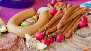 Die Befragten wollen sich die Wurst nicht vom Teller nehmen lassen. (Bild agrar-press)