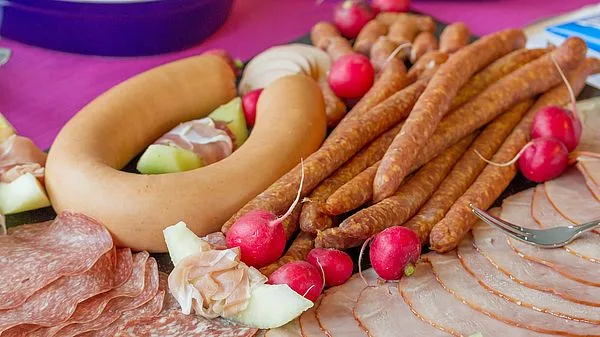 1c849d0fe2fce6e6f54895a2ded35c952d492a5e Die Befragten wollen sich die Wurst nicht vom Teller nehmen lassen. (Bild agrar-press)