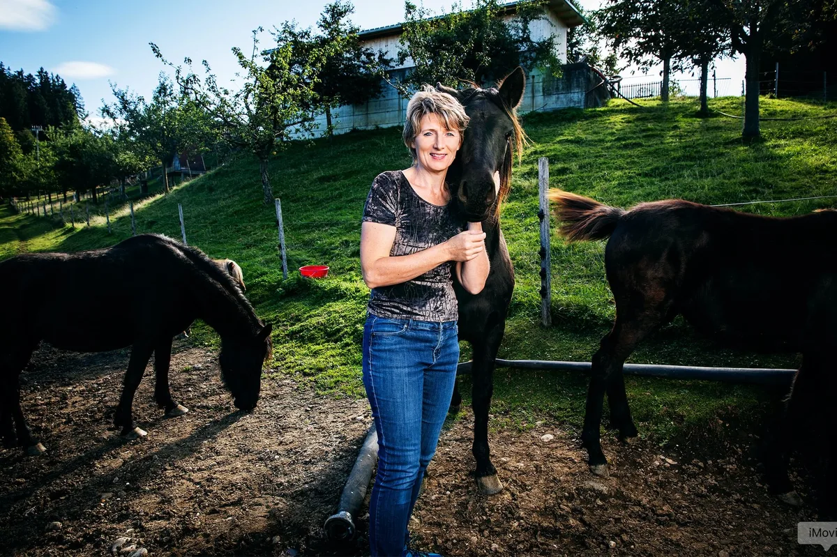 f3d419f1a6b3e546c7856b651c8bc2d65117dde6 Landfrauenküche 2019 - Marlies Bärtschi Foto-Shooting mit Pferden (Bild: SRF/Ueli Christoffel)
