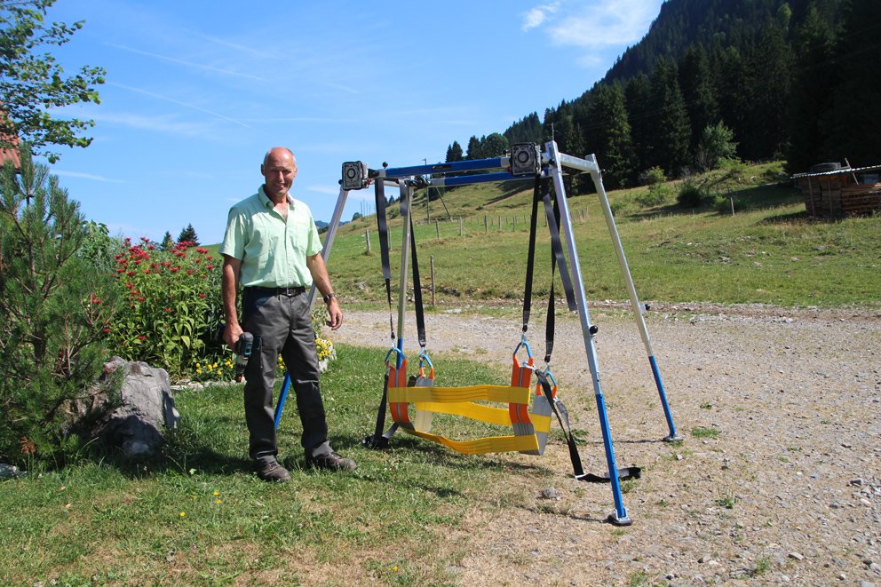 Peter Studer mit seinem Kuhlift. (Bilder Peywand Kassaraian)