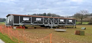 Der fahrbare Legehennenstall für 2000 Hühner ist rund 30 Meter lang und steht im Feld auf sechs Stützen, die zum Transport hochgefahren werden können. Der Raum unter dem Wagen wird hier als zusätzlicher Wintergarten genutzt. (Bilder Jasmine Baumann)