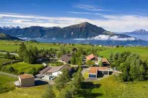 Das Früebüel aus der Luft: Neu gebaut wurden Damwild-Gehege mit Unterstand (vorne links) und eine Remise mit Feuerwehrdepot (vorne rechts). Die übrigen Bauten wurden renoviert und erweitert. (Bild Alessandro Della Bella / ETH / AgroVet-Strickhof)