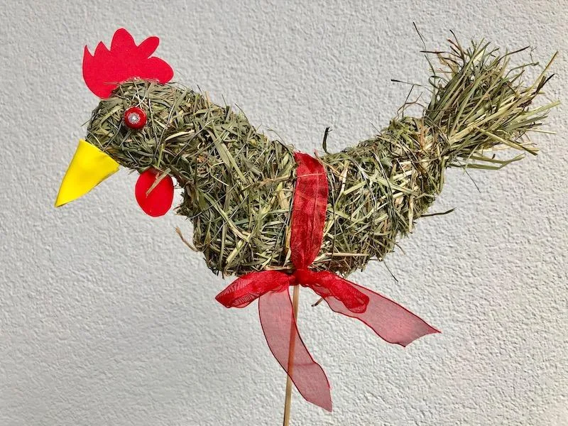 2e73af77fe86e3d59eebf947a7ff06d34c90a0bf Ein Heuhuhn ist nicht nur für Ostern eine hübsche Dekoration, es duftet auch noch fein. (Bilder et)