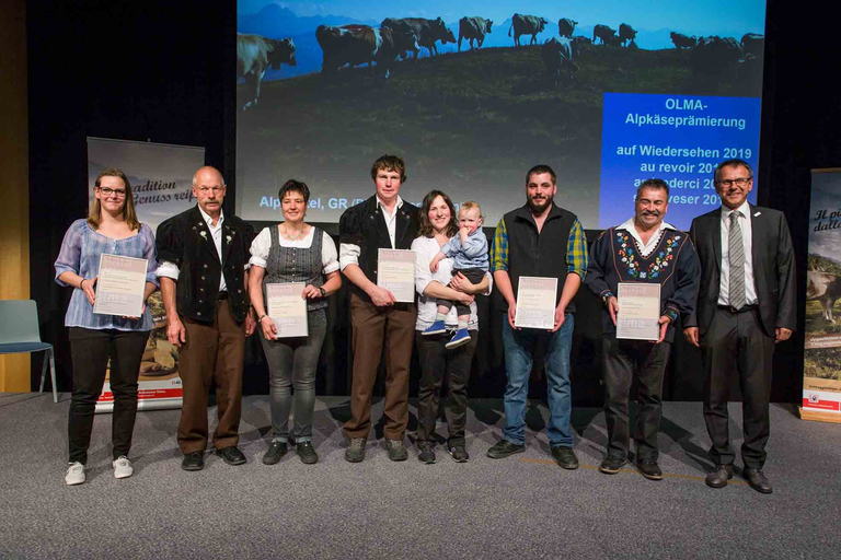 Sieger aller Kategorien (von links): Martina Jost, Kurt und Vreni Schletti, Silvan und Doris Allemann, Marco Luchsinger und Josef Schumacher sowie Markus Hobi (Jury-Vorsitz). (TKF)