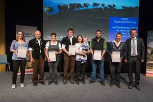 Sieger aller Kategorien (von links): Martina Jost, Kurt und Vreni Schletti, Silvan und Doris Allemann, Marco Luchsinger und Josef Schumacher sowie Markus Hobi (Jury-Vorsitz). (TKF)