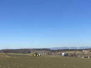 Einige Landwirte sind schon unterwegs. Wenn die Lufttemperaturen während sieben Tagen über 5 Grad Celsius betragen, dann ist das Ausbringen auch erlaubt. Nächste Woche kündigen sich aber mehrere Regentage an.