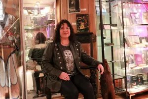 Museumsdirektorin Wicca Meier-Spring ist die Hüterin über 1200 magisch-mystischen Exponate der Ausstellung.