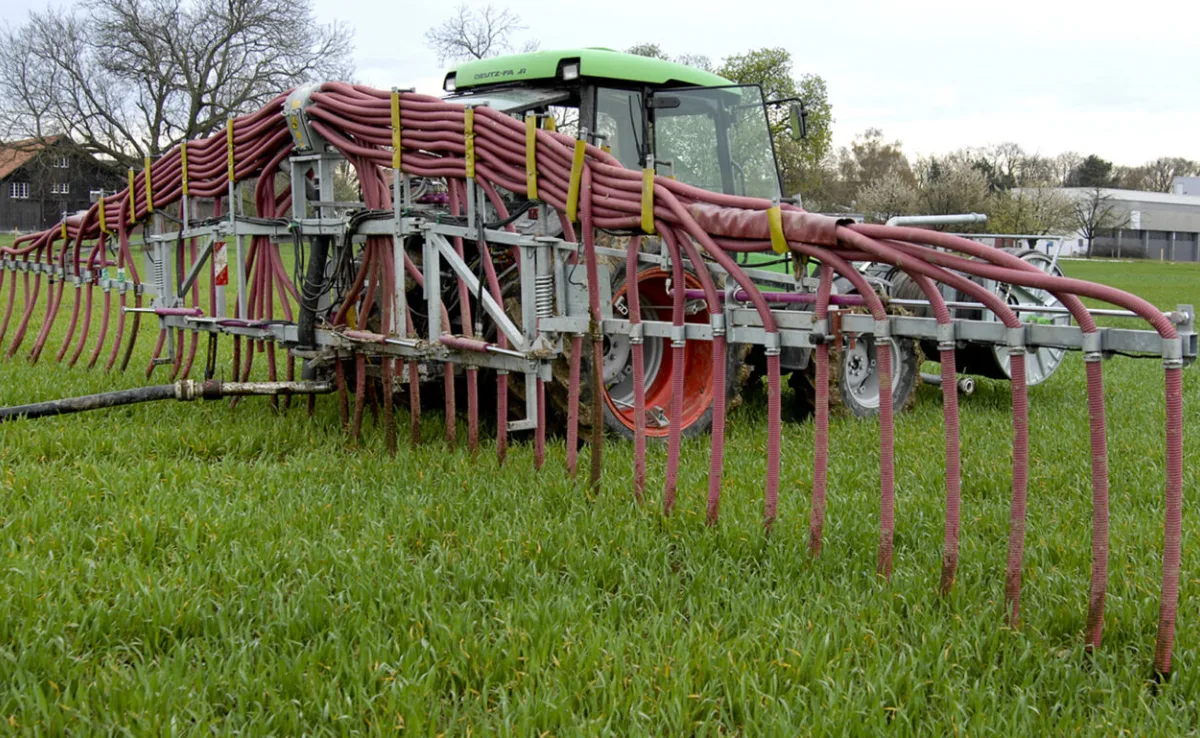 schleppschlauch_agroscope Warum die Ammoniak-Emissionen der Schweizer Landwirtschaft seit Jahren stagnieren