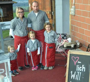 Yvonne und Toni Ettlin vom Team «Gastro-Bord» in Kerns mit ihren Kindern (v. l. n. r.) Thea, Yana und Tina. (Bild Paul Küchler)