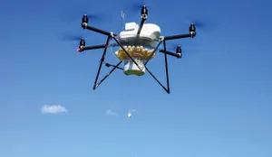 Die von einem eigenen «Piloten» gesteuerte Optidrohne wirft pro Hektarein drei Minuten 100 Optikugeln mit Trichogramma-Schlupfwespen ab. Bild: Agroline Bioprotect