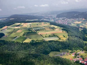 Das Mittelland zeigt von oben ein Mosaik mit Ackerbau und Weideland. Wie bewirtschaftet wird, hängt von einer ganzen Reihe von Faktoren ab.