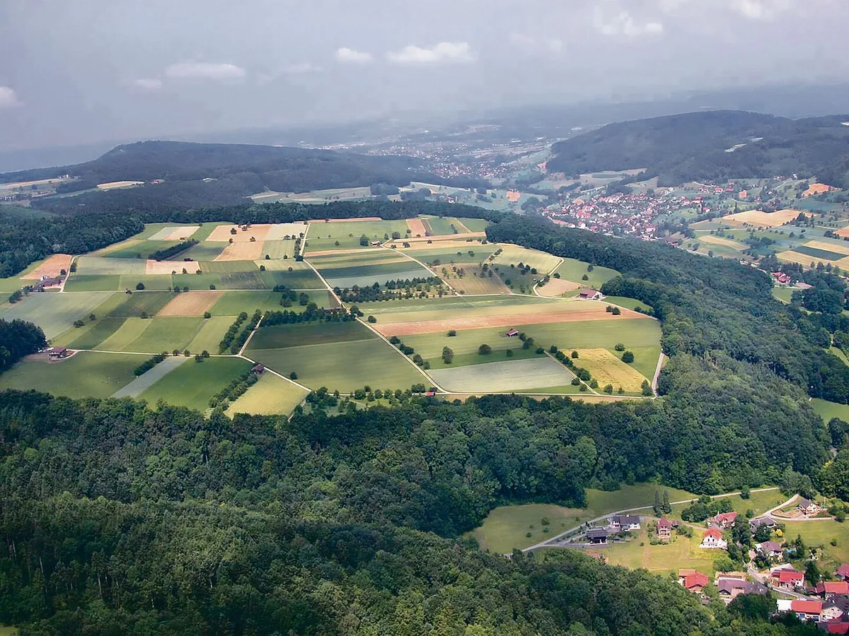 Das Mittelland zeigt von oben ein Mosaik mit Ackerbau und Weideland. Wie bewirtschaftet wird, hängt von einer ganzen Reihe von Faktoren ab.