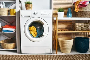 Eine neue Waschmaschine ist teuer. Doch neue Geräte sind komfortabler und brauchen weniger Energie. Wann also soll man ein in die Jahre gekommenes Modell ersetzen? Und wann lohnt es sich noch in eine Reparatur zu investieren?