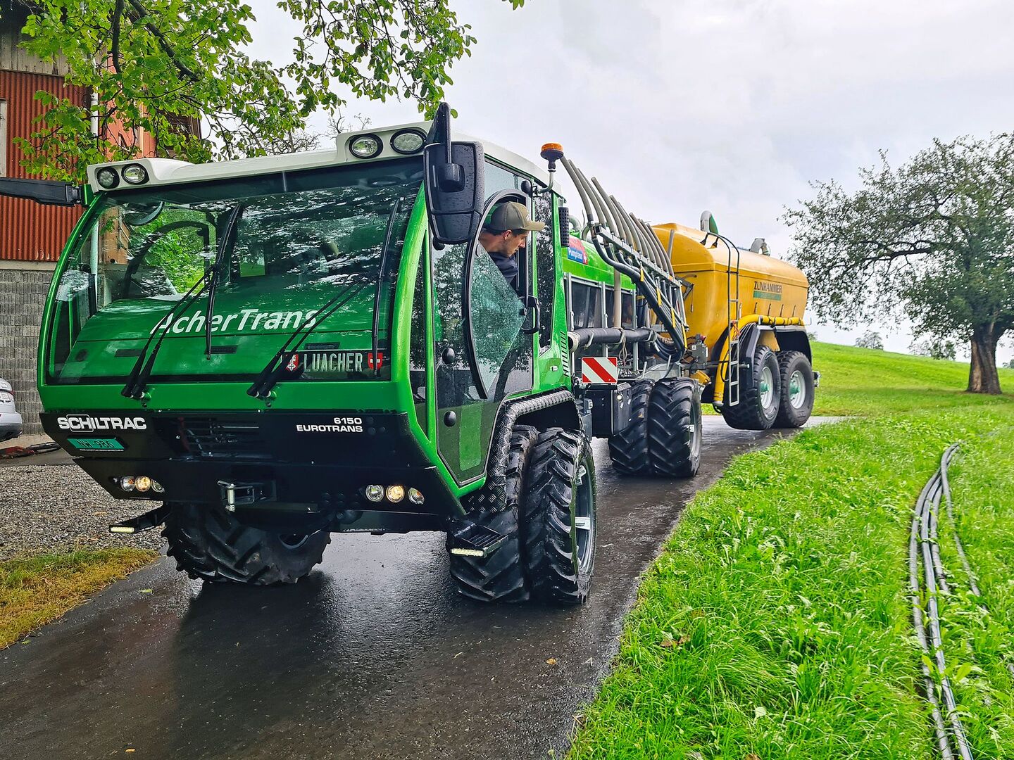 Mit dem kräftigen Schiltrac und dem Transportfass können 19,5 Kubikmeter Gülle auf einmal transportiert werden.