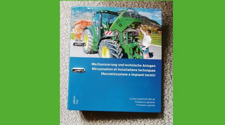 99524f0b8758a58315c3a79324b1dff6c2a92251 Toni Bergmanns liebstes Schulfach ist Mechanisierung. Gut gibt es einen passenden Ordner. (Bild Toni Bergmann)
