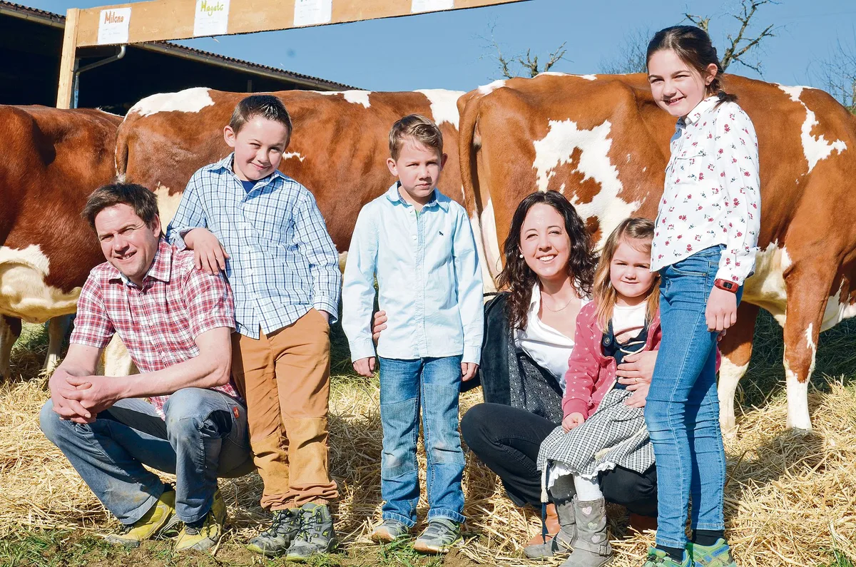 f8ed502fb42e419772c34de49093a5b3d7852eac Zuchtfamilienschau im kleinen Rahmen bei Familie Gasser auf dem Bio-Milchbetrieb Miltenhof im schaffhausischen Schleitheim (v. l. n. r.): Vater Benjamin, Yann, Levi, Mutter Rebekka, Alea und Diana.(Bilder Marianne Stamm)