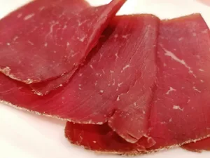 Bündnerfleisch steht unter dem Schutz der geografischen Angabe, das heisst es muss nur ein Herstellungsschritt im Herkunftsgebiet erfolgen.
