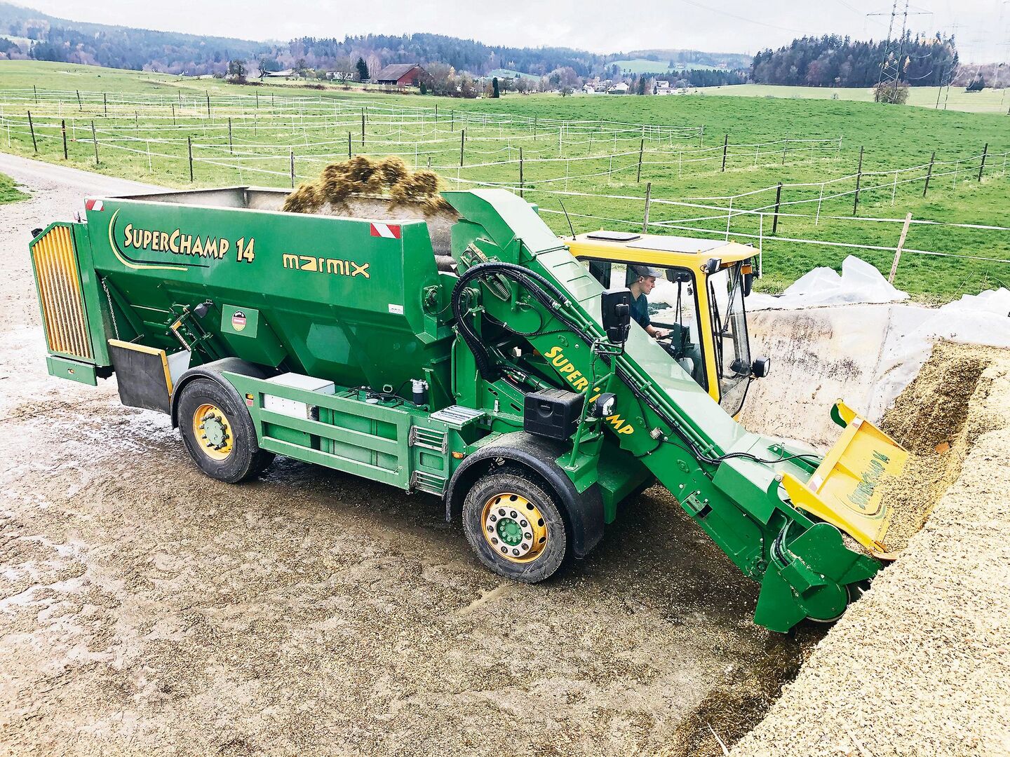 Das Futtermischwagen in Aktion: Zurzeit beziehen sechs Betriebe die Dienstleistung der HiWa AG.