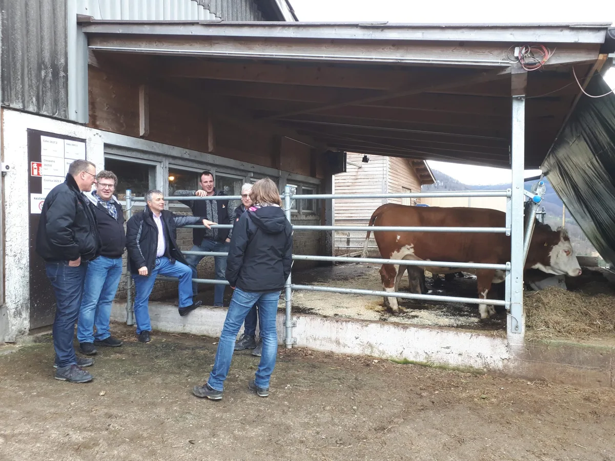 Diskussionen unter Züchter im Anschluss an die Hauptversammlung. (Bild zVg)