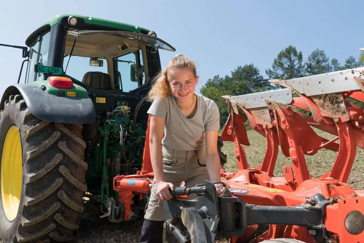 landwirtin-bei-pflug_oda-agrialiform 3 + 1 gleich Berufsbildung für die Zukunft