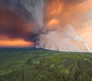 Das trockene Wetter, der Wind und die Grösse des Brandes erschweren die Löscharbeiten in Donnie Creek.