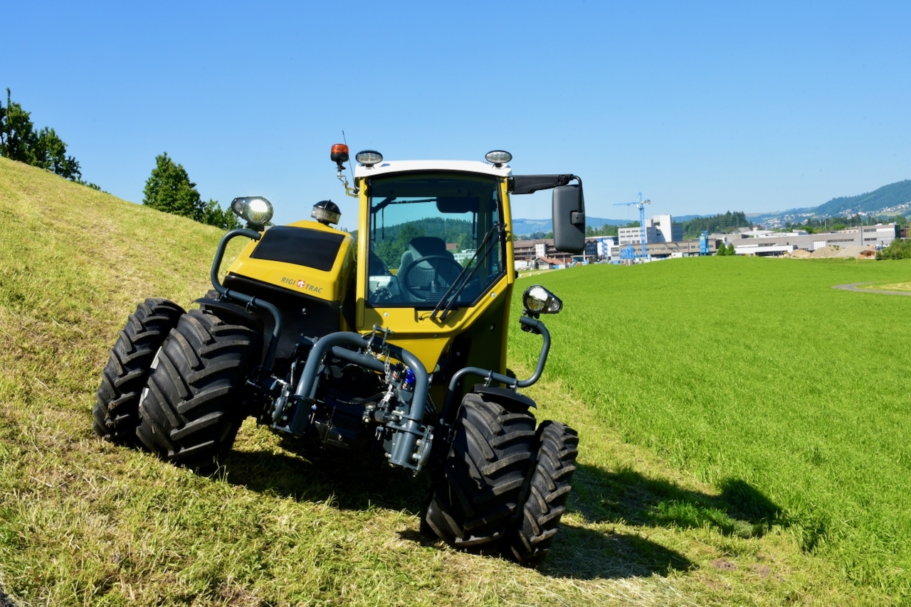 Der neue Rigitrac SKH 60 Mähtraktor richtet seine Kabine am Hang bis zu einer Neigung von 30 Prozent aus. (Bild: Rigitrac)