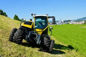 Der neue Rigitrac SKH 60 Mähtraktor richtet seine Kabine am Hang bis zu einer Neigung von 30 Prozent aus. (Bild: Rigitrac)