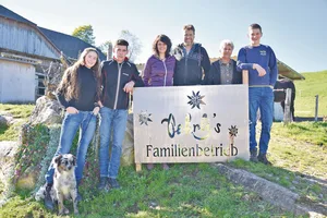 Ferdinand und Barbara Oehrli mit den Kindern Linda, Florian und Severin. Auch die Mutter von Ferdinand, Elisabeth Oehrli, ist eine tragende Stütze des Betriebs.