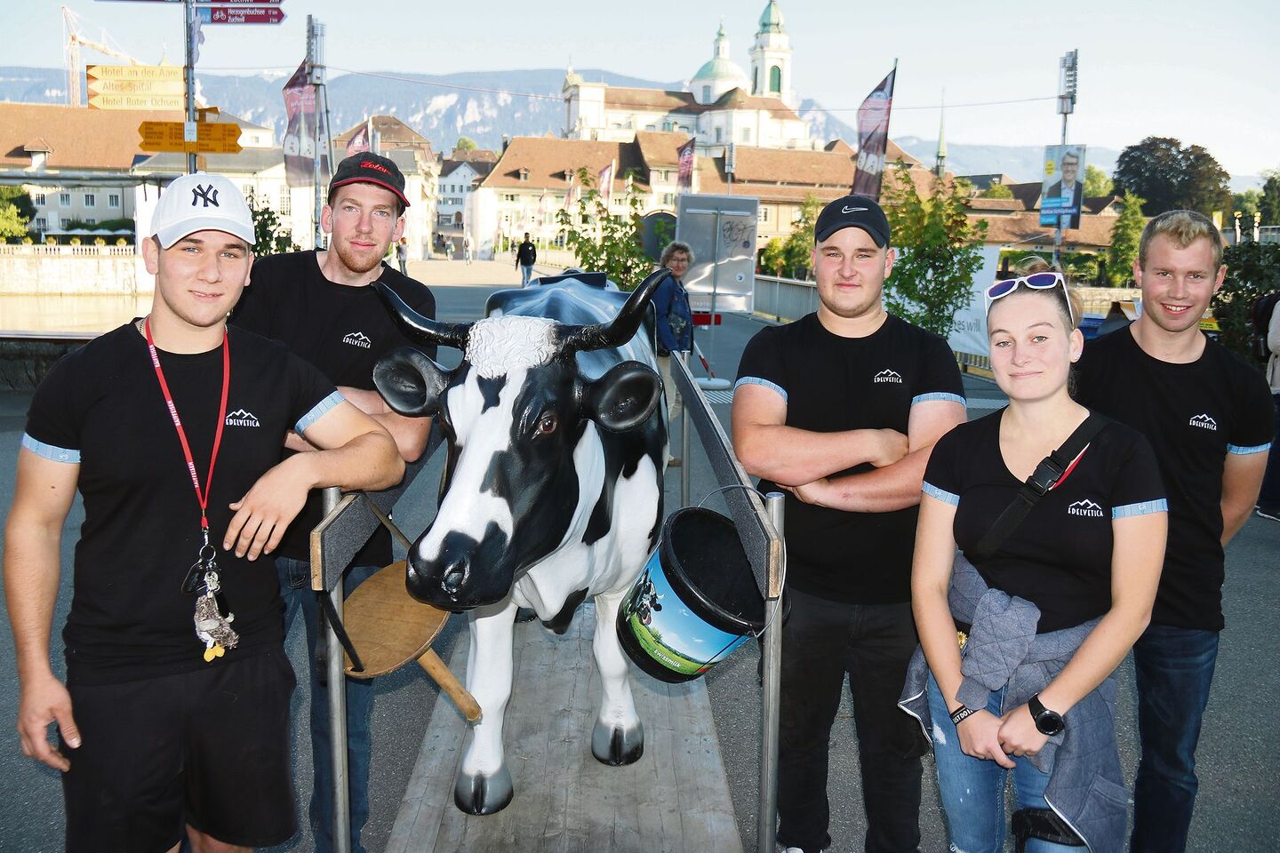 Vermarktung lernen die Wallierhof-Schüler(innen) (v. l. n. r.) Robin Allemann, Attiswil; Daniel Affolter, Hersiwil; Luan Gilgen, Tscheppach; Larissa Fiechter, Kappel und Manuel Bläsi, Selzach, direkt am Ort des Geschehens und nicht in der Schulstube. (