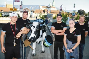 Vermarktung lernen die Wallierhof-Schüler(innen) (v. l. n. r.) Robin Allemann, Attiswil; Daniel Affolter, Hersiwil; Luan Gilgen, Tscheppach; Larissa Fiechter, Kappel und Manuel Bläsi, Selzach, direkt am Ort des Geschehens und nicht in der Schulstube.